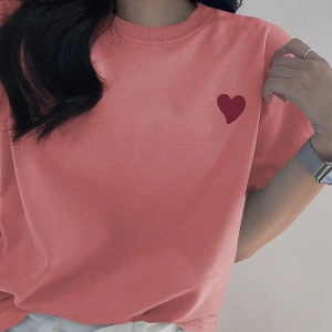 DAZY Kadın Yuvarlak Yaka İşlemeli Kontrast Renkli Kalp Minimalist Desenli Tişört