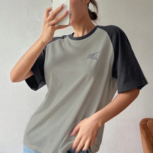 DAZY Kontrast Mektup Baskılı Raglan Kısa Kollu Tişört