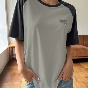 DAZY Kontrast Mektup Baskılı Raglan Kısa Kollu Tişört