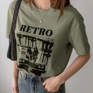Dazy-Less Kadın Retro Desen Kısa Kollu Yazlık Tişört YOL BOYUNCA MANZARALAR 19DA MUTLU ZAMAN