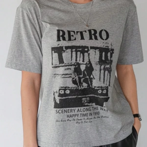 Dazy-Less Kadın Retro Desen Kısa Kollu Yazlık Tişört YOL BOYUNCA MANZARALAR 19DA MUTLU ZAMAN
