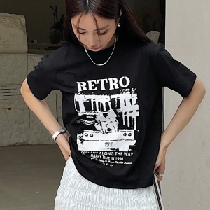 Dazy-Less Kadın Retro Desen Kısa Kollu Yazlık Tişört YOL BOYUNCA MANZARALAR 19DA MUTLU ZAMAN