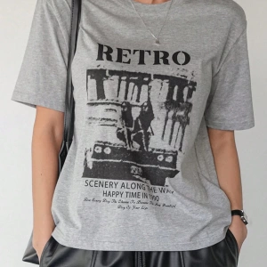 Dazy-Less Kadın Retro Desen Kısa Kollu Yazlık Tişört YOL BOYUNCA MANZARALAR 19DA MUTLU ZAMAN