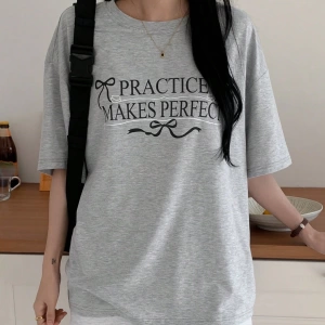 DAZY Loose Casual Letter Print Oversize Kadın Yuvarlak Yaka Düşük Omuz Tişört