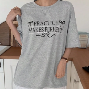 DAZY Loose Casual Letter Print Oversize Kadın Yuvarlak Yaka Düşük Omuz Tişört