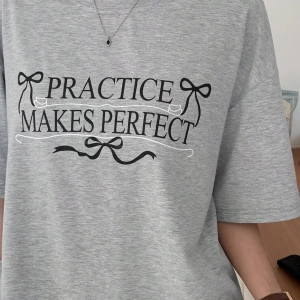 DAZY Loose Casual Letter Print Oversize Kadın Yuvarlak Yaka Düşük Omuz Tişört