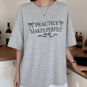 DAZY Loose Casual Letter Print Oversize Kadın Yuvarlak Yaka Düşük Omuz Tişört