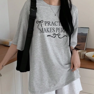 DAZY Loose Casual Letter Print Oversize Kadın Yuvarlak Yaka Düşük Omuz Tişört