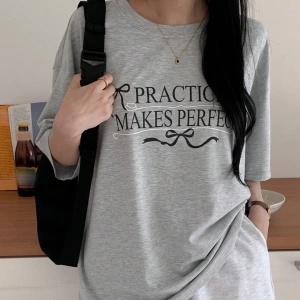 DAZY Loose Casual Letter Print Oversize Kadın Yuvarlak Yaka Düşük Omuz Tişört