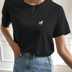 DAZY Nakış Detaylı Tişört