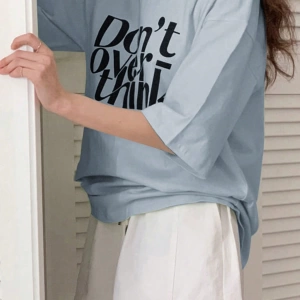 DAZY Slogan Grafik Düşük Omuz Tişört