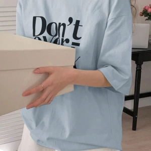 DAZY Slogan Grafik Düşük Omuz Tişört