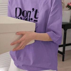 DAZY Slogan Grafik Düşük Omuz Tişört