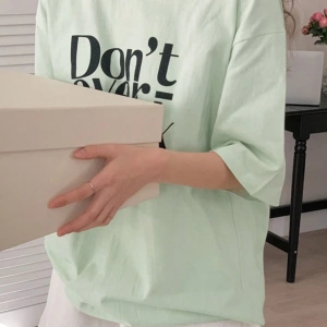 DAZY Slogan Grafik Düşük Omuz Tişört