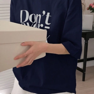 DAZY Slogan Grafik Düşük Omuz Tişört