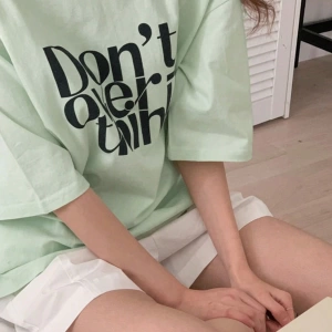 DAZY Slogan Grafik Düşük Omuz Tişört