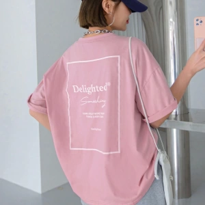 DAZY Slogan Grafik Düşük Omuz Tişörtü Memnuniyetle Her Gün Daha Fazla Yeni Şey Düşünün Memnun