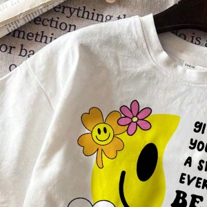 DAZY Slogan Grafik Düşük Omuz Tişörtü Memnuniyetle Her Gün Daha Fazla Yeni Şey Düşünün Memnun