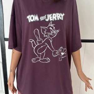 DAZY TOM AND JERRY X DAZY Bol Kesim Karikatür Baskılı Yuvarlak Yaka Kısa Kollu Kadın Tişörtü