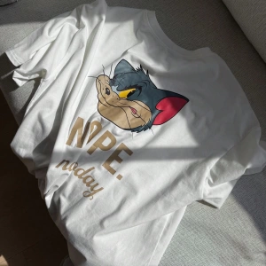 DAZY TOM AND JERRY X DAZY Bol Kesim Yuvarlak Yaka Mektup Baskılı Uzun Günlük Kadın Tişörtü