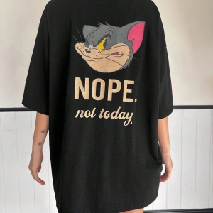 DAZY TOM AND JERRY X DAZY Bol Kesim Yuvarlak Yaka Mektup Baskılı Uzun Günlük Kadın Tişörtü