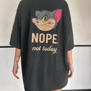 DAZY TOM AND JERRY X DAZY Bol Kesim Yuvarlak Yaka Mektup Baskılı Uzun Günlük Kadın Tişörtü
