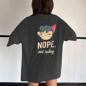 DAZY TOM AND JERRY X DAZY Bol Kesim Yuvarlak Yaka Mektup Baskılı Uzun Günlük Kadın Tişörtü
