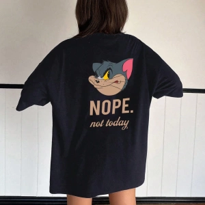 DAZY TOM AND JERRY X DAZY Bol Kesim Yuvarlak Yaka Mektup Baskılı Uzun Günlük Kadın Tişörtü