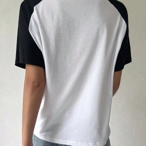 DAZY Yıldız ve Harf Grafik Kontrast Raglan Kollu Tişört Y2k