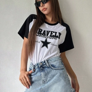 DAZY Yıldız ve Harf Grafik Kontrast Raglan Kollu Tişört Y2k