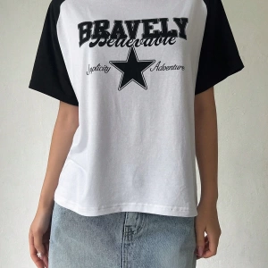 DAZY Yıldız ve Harf Grafik Kontrast Raglan Kollu Tişört Y2k