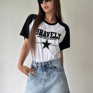 DAZY Yıldız ve Harf Grafik Kontrast Raglan Kollu Tişört Y2k
