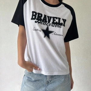 DAZY Yıldız ve Harf Grafik Kontrast Raglan Kollu Tişört Y2k