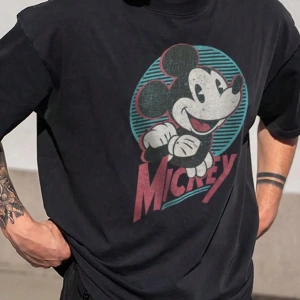 Disney Disney İşbirliği Mickey Mouse Karikatür Baskılı Kısa Kollu Tişört, Erkekler İçin Rahat