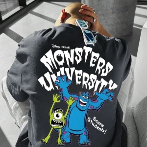 Disney Disney İşbirliği Mike Wazowski ve James P. Sullivan Karikatür Baskılı Kısa Kollu Tişör
