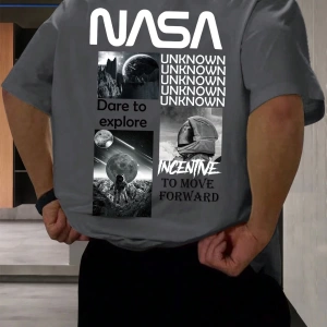 Erkek Astronot Ve Slogan Grafik Tişört