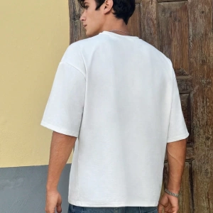 Erkek Beyaz Örme Yuvarlak Yaka Kısa Kaliforniya Harfli Grafik Kollu Tişört,