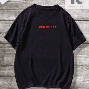 Erkek Binası ve Japonca Harf Grafikli Tişört
