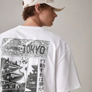 Erkek Bol Mimarlık ve Japon Baskılı Kısa Kollu Tişört