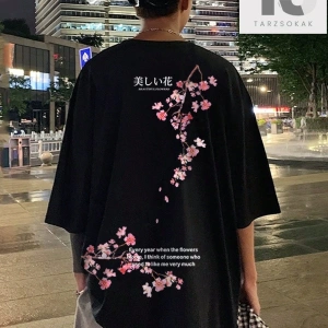 Erkek Çiçek ve Slogan Grafikli Düşük Omuz Tişörtü