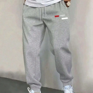 Erkek Mektup Baskı Elastik Bel ve Manşetli Etek Jogger Pantolon