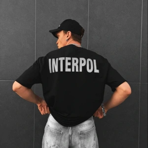 Erkek Siyah Interpol Baskılı Oversize Pamuklu Bisiklet Yaka T-shirt