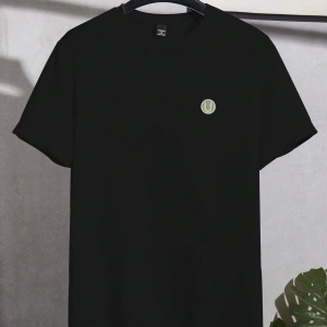 Erkek Slim Fit Grafik Yama Rahat Mürettebat Yaka Kısa Kollu Tişört, Yaz Erkek