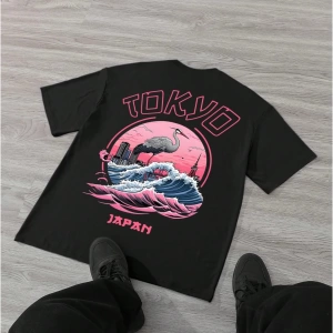 Erkek Tokyo Romantik Gün Batımı Grafik Rahat Kısa Kollu Tişört, Arkadaşlar İç