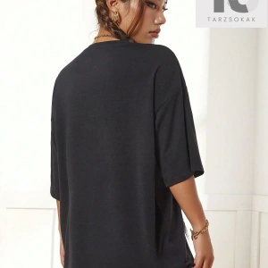 Essnce Kelebek ve Slogan Grafikli Düşük Omuzlu Tişört