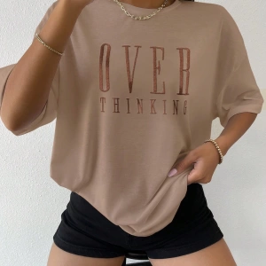 Flirla Düşük Omuzlu Harf Nakışlı Üst Grafik Tişörtler Kadın Üstleri