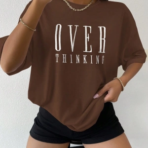 Flirla Düşük Omuzlu Harf Nakışlı Üst Grafik Tişörtler Kadın Üstleri