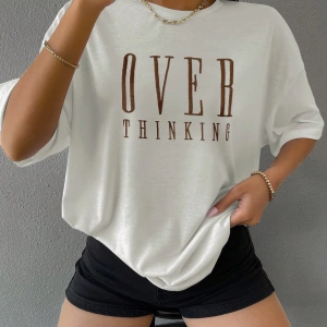 Flirla Düşük Omuzlu Harf Nakışlı Üst Grafik Tişörtler Kadın Üstleri