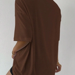 Flirla Düşük Omuzlu Harf Nakışlı Üst Grafik Tişörtler Kadın Üstleri