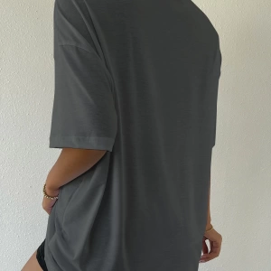 Flirla Düşük Omuzlu Harf Nakışlı Üst Grafik Tişörtler Kadın Üstleri